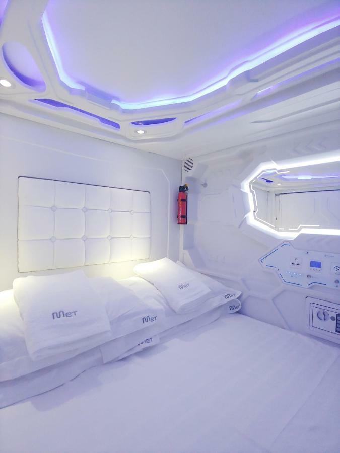 Met A Space Pod @ Asoke Bangkok Buitenkant foto